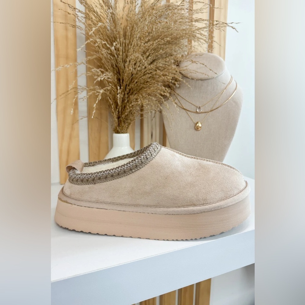 NIB Brand New Very G Platform Faux Fur Cozy Slippers Slides Shoes Cream Nude - Picture 2 of 4